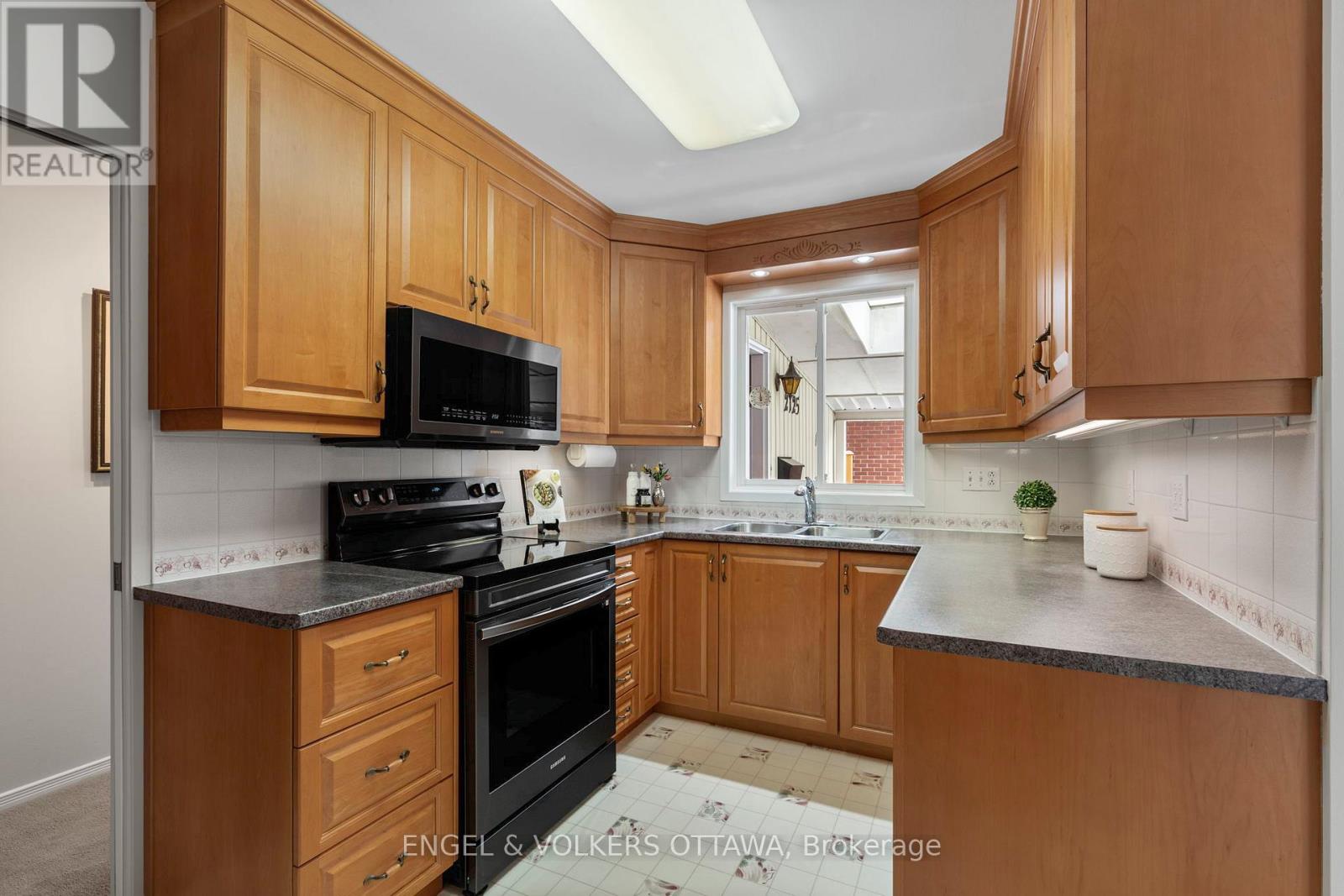 2125 Valley Drive, Ottawa, Ontario  K1G 2P6 - Photo 12 - X12976426