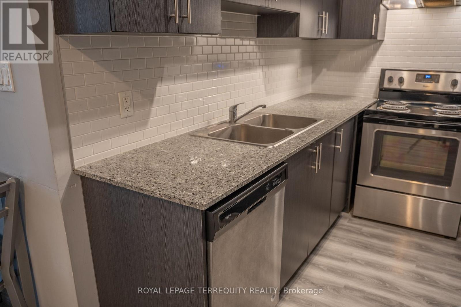 F106 - 275 Larch Street, Waterloo, Ontario  N2L 0J5 - Photo 3 - X12975856