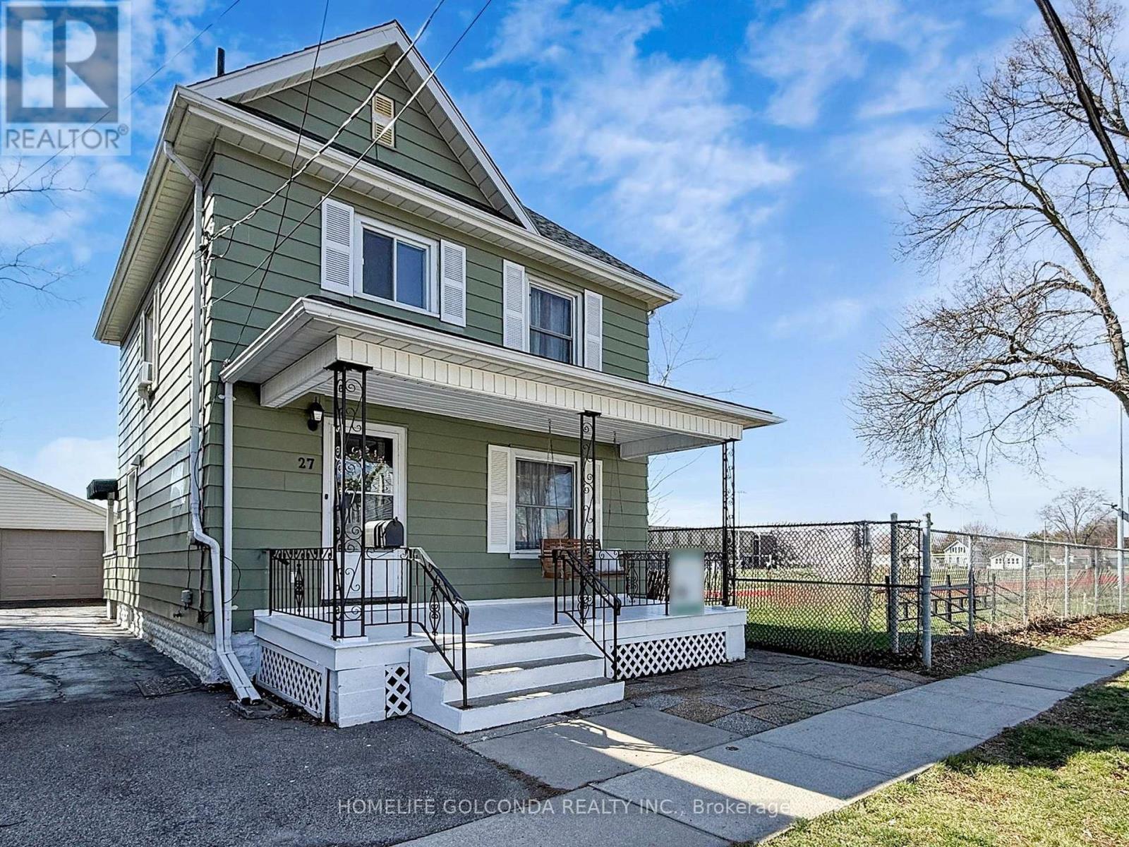 27 Woodland Avenue, St. Catharines, Ontario  L2R 5A1 - Photo 2 - X12975984