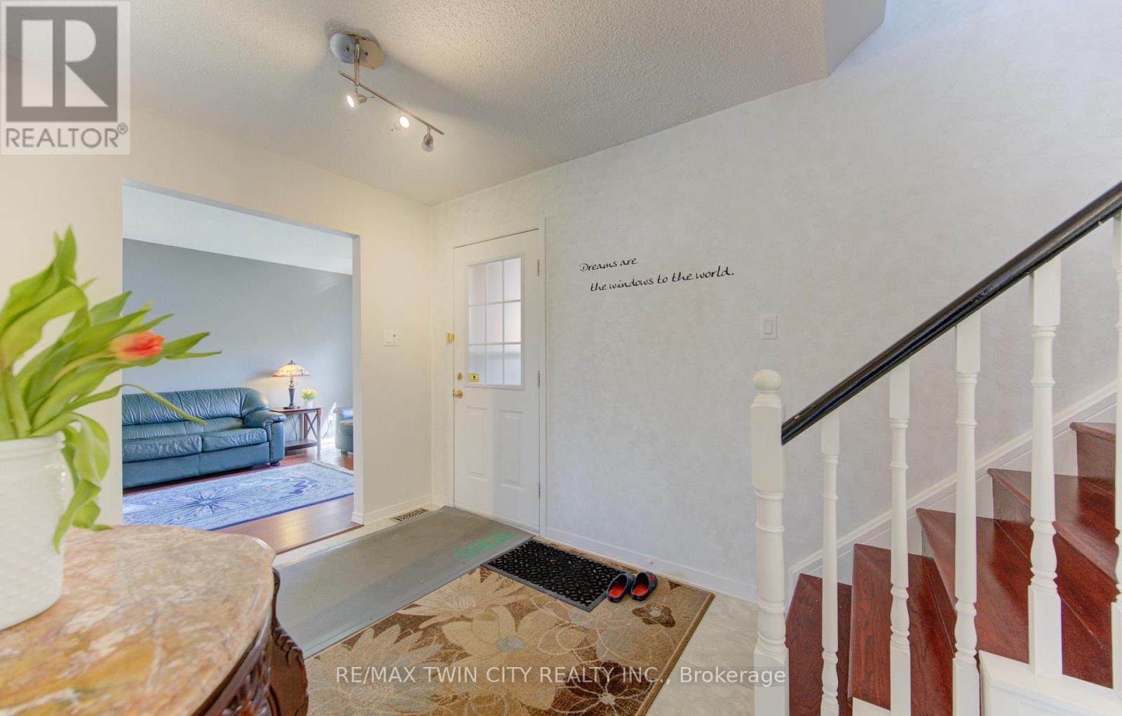 498 Thorndale Drive, Waterloo, Ontario  N2T 2A2 - Photo 4 - X12976060