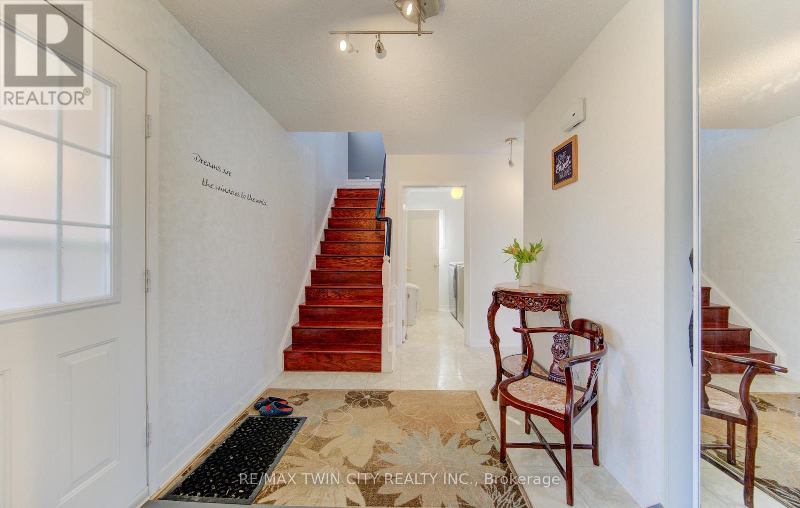 498 Thorndale Drive, Waterloo, Ontario  N2T 2A2 - Photo 5 - X12976060