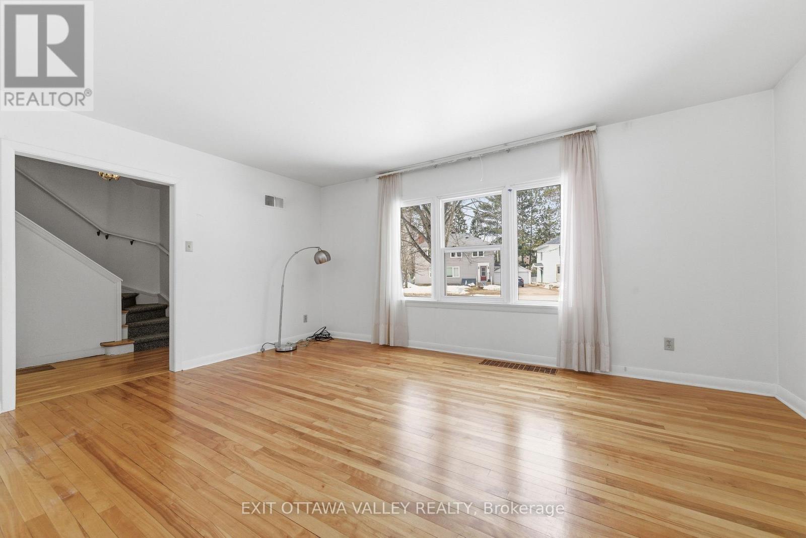 22 Cabot Place, Deep River, Ontario  K0J 1P0 - Photo 5 - X12976266