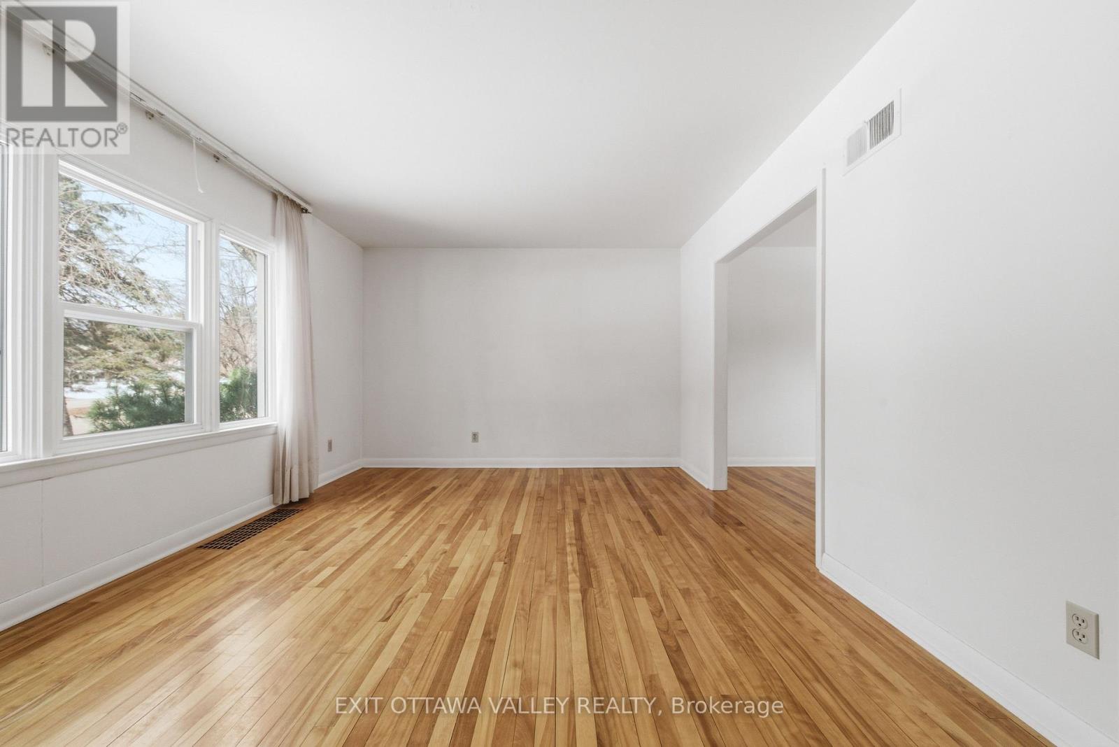 22 Cabot Place, Deep River, Ontario  K0J 1P0 - Photo 6 - X12976266