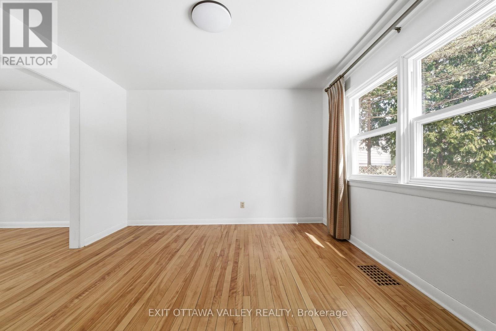 22 Cabot Place, Deep River, Ontario  K0J 1P0 - Photo 8 - X12976266