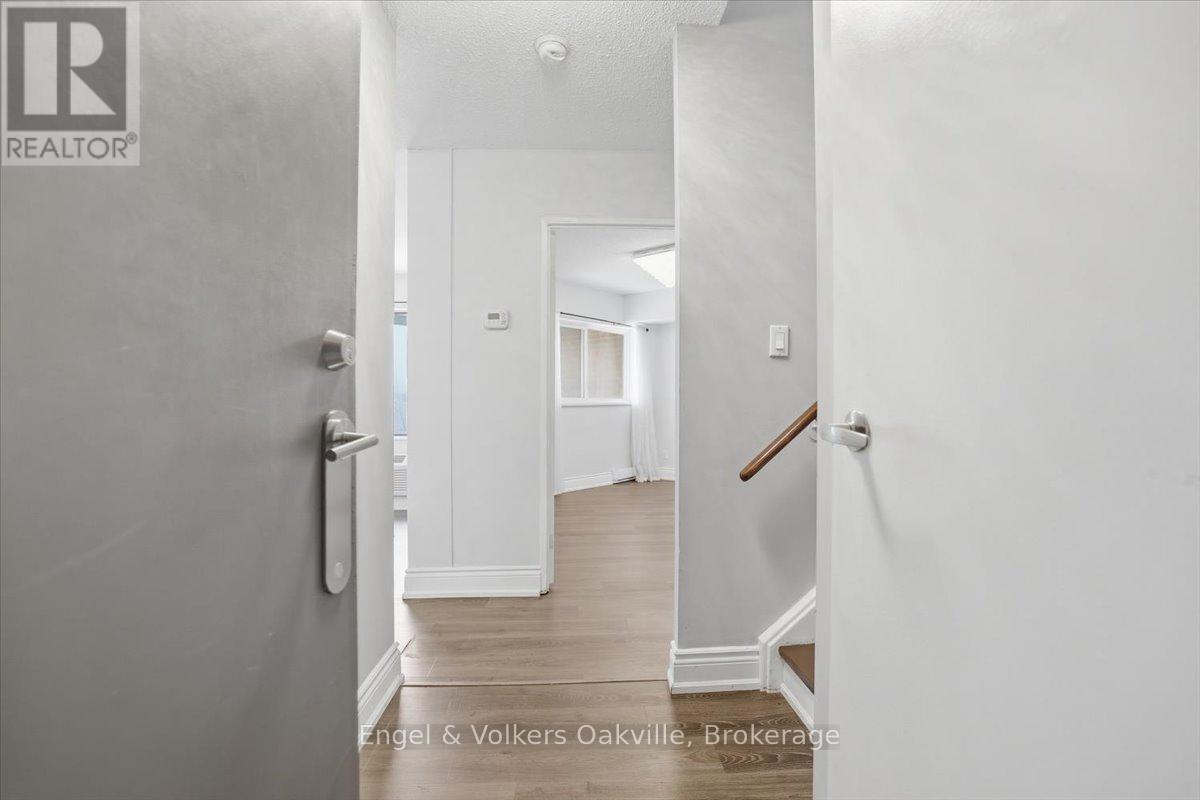 625 - 1000 Cedarglen Gate, Mississauga, Ontario  L5C 3Z5 - Photo 3 - W12881244