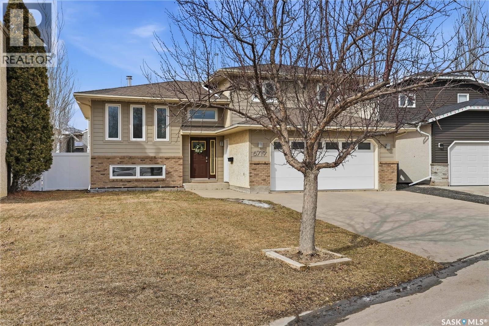 Place 6719 Maplecrest Place, Regina, Saskatchewan  S4X 3Z1 - Photo 2 - SK032404