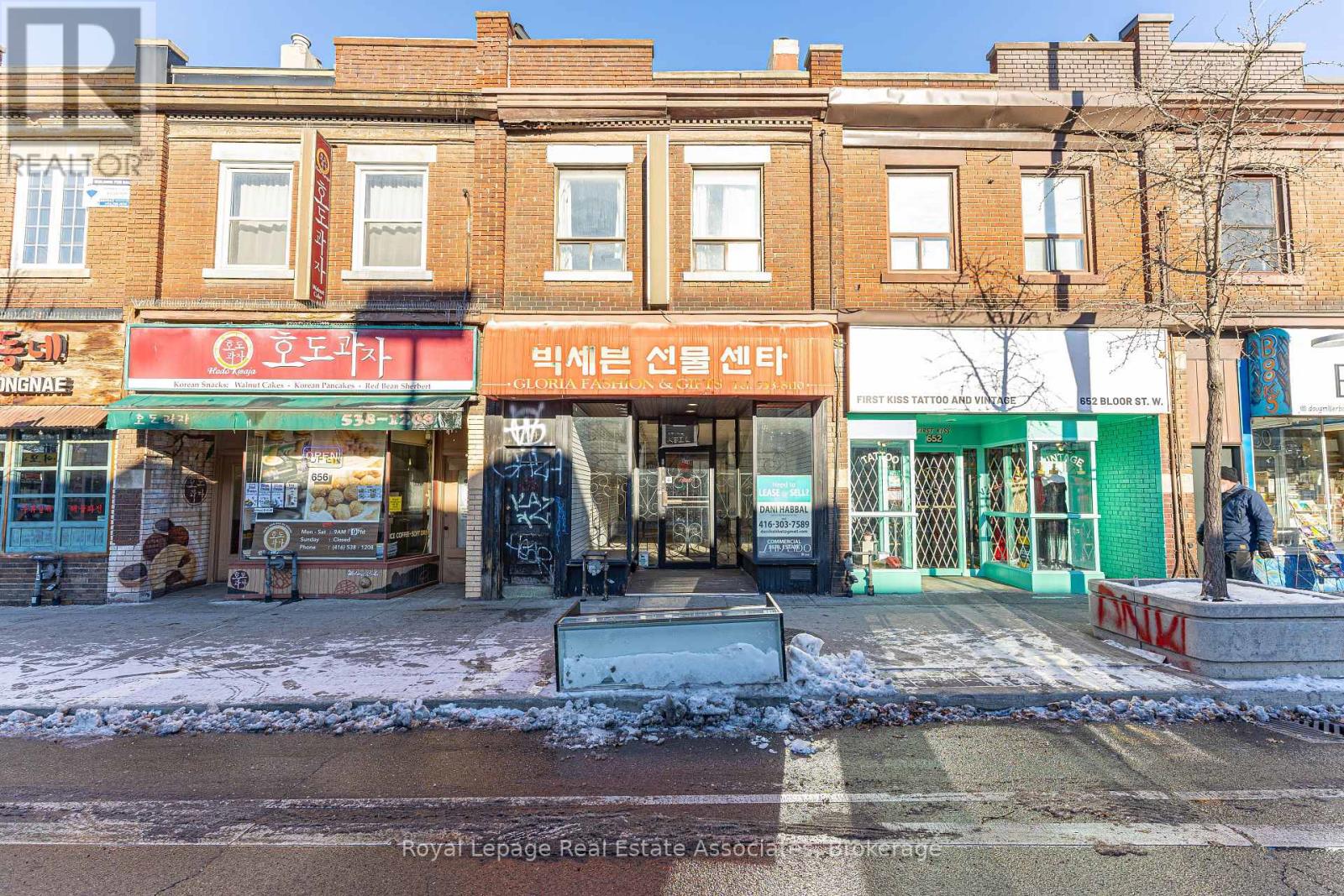 654 BLOOR STREET W, Toronto, Ontario