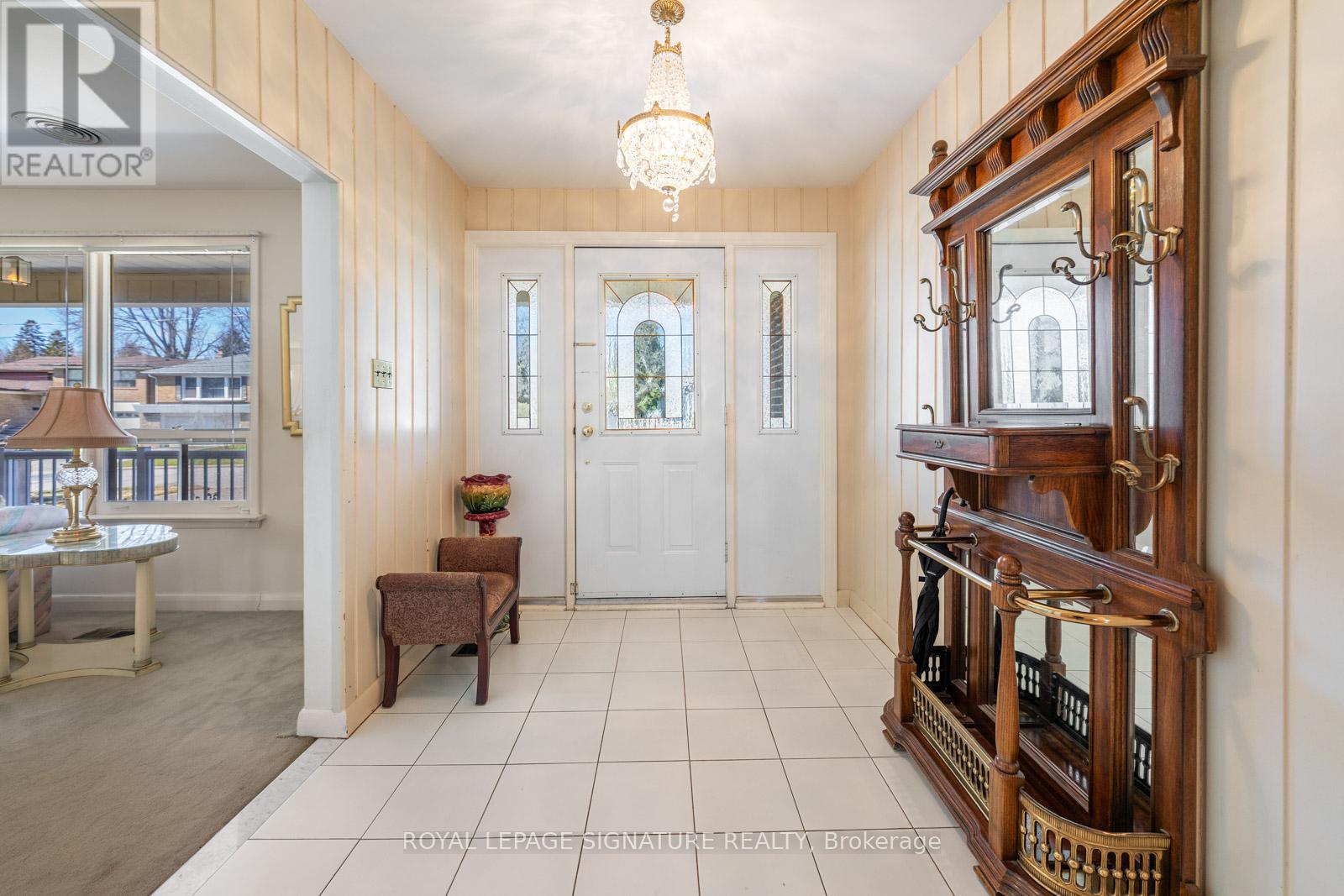 66 Carscadden Drive, Toronto, Ontario  M2R 2A9 - Photo 3 - C12976378