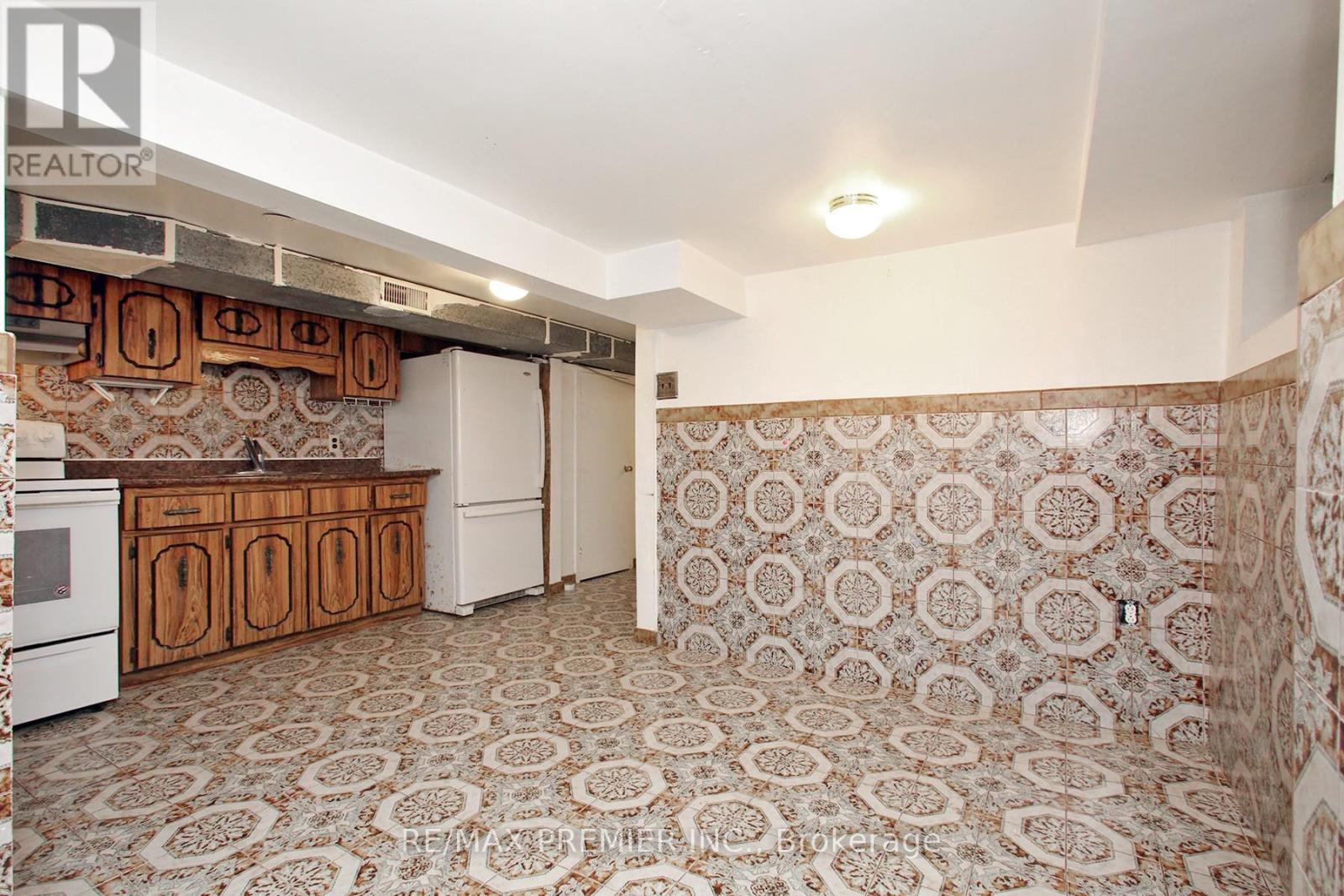 172 Lauder Avenue, Toronto, Ontario  M6E 3H4 - Photo 27 - C12976410