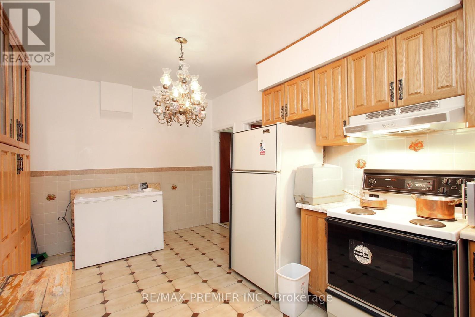 172 Lauder Avenue, Toronto, Ontario  M6E 3H4 - Photo 7 - C12976410