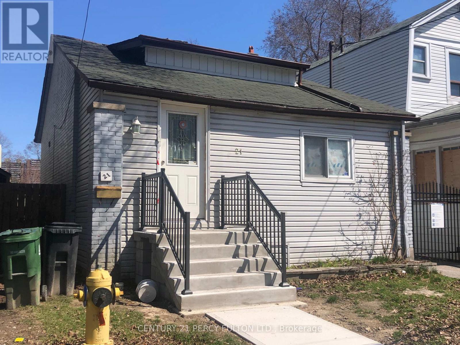 21 Eastdale Avenue, Toronto, Ontario  M4C 4Z8 - Photo 1 - E12976416