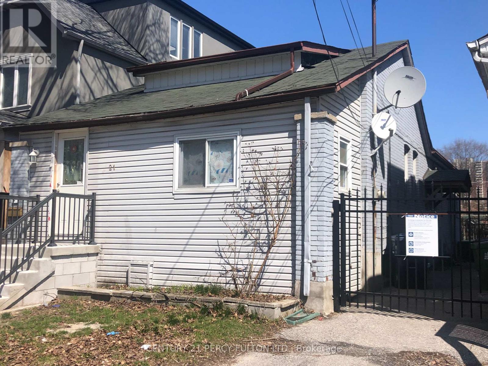 21 Eastdale Avenue, Toronto, Ontario  M4C 4Z8 - Photo 2 - E12976416