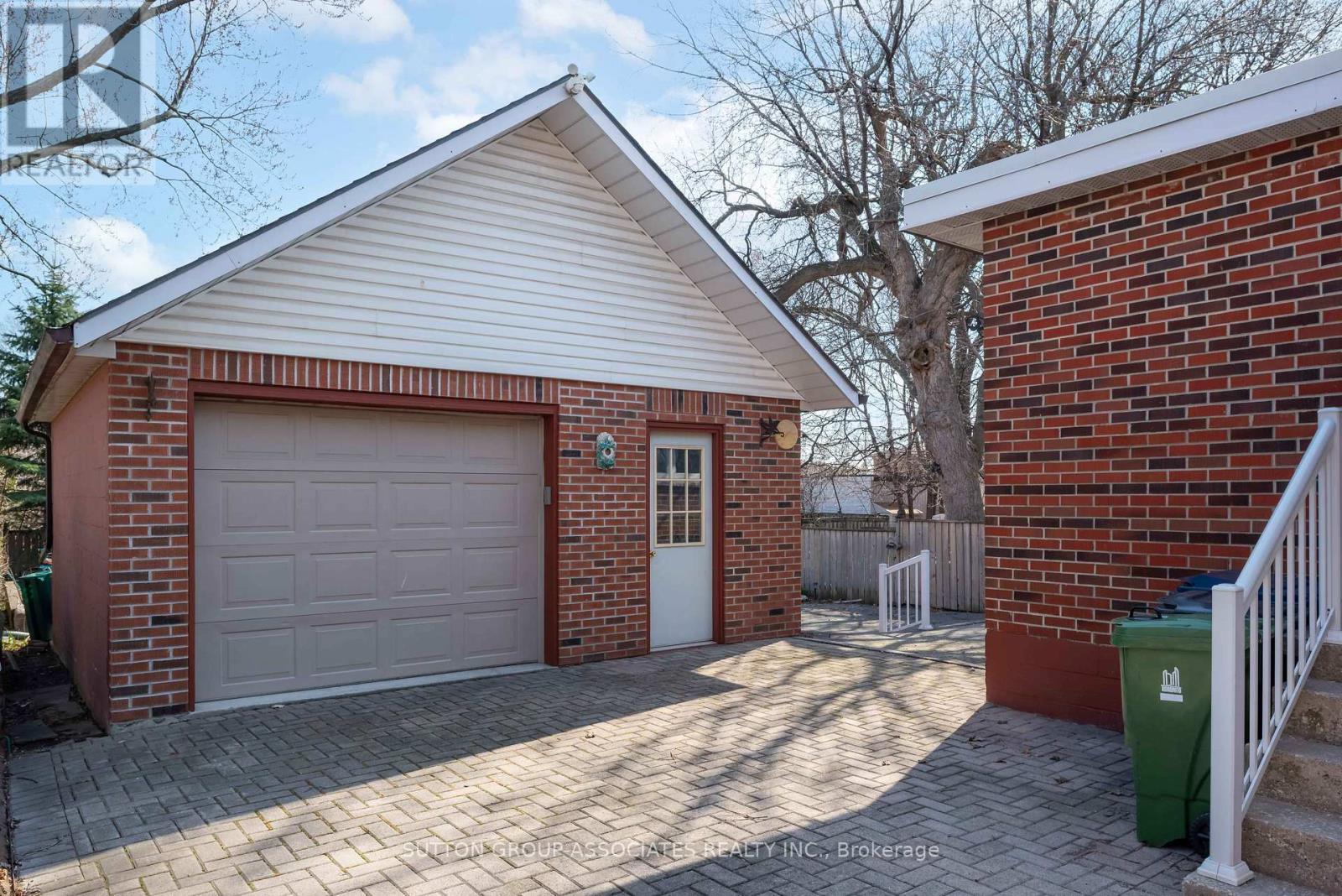 683 Glengrove Avenue, Toronto, Ontario  M6B 2J2 - Photo 27 - W12971304