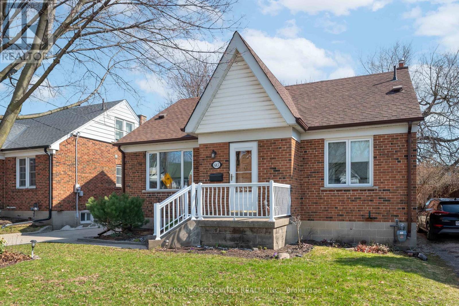 683 Glengrove Avenue, Toronto, Ontario  M6B 2J2 - Photo 3 - W12971304