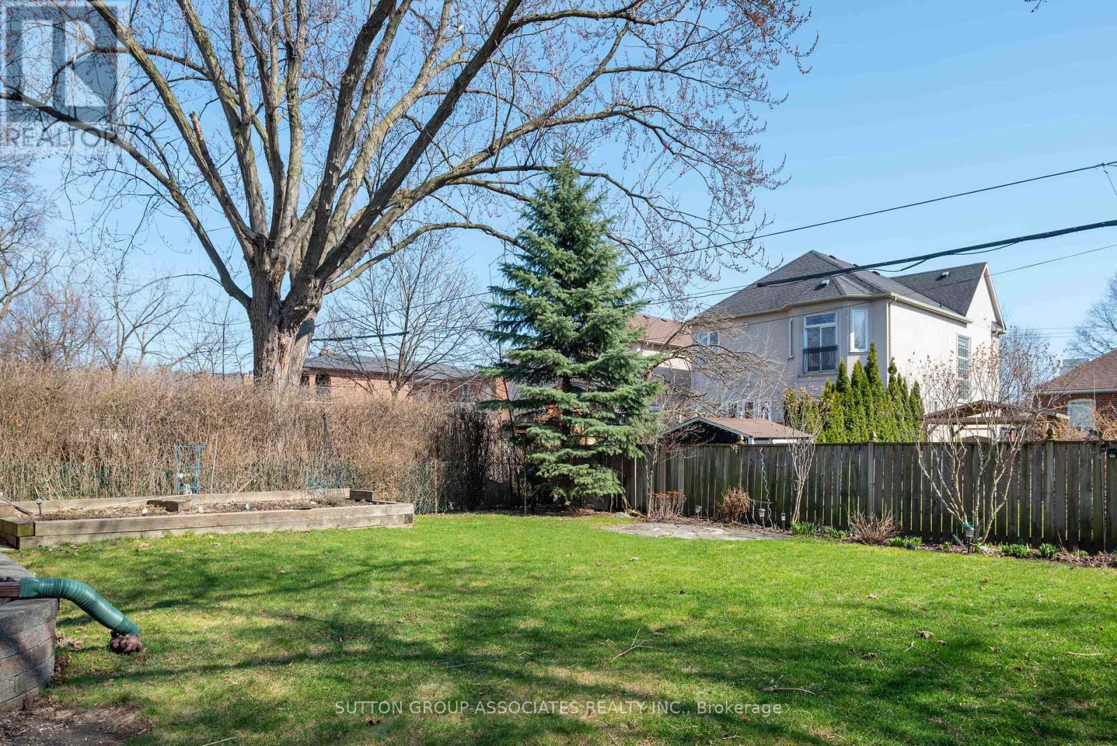 683 Glengrove Avenue, Toronto, Ontario  M6B 2J2 - Photo 33 - W12971304