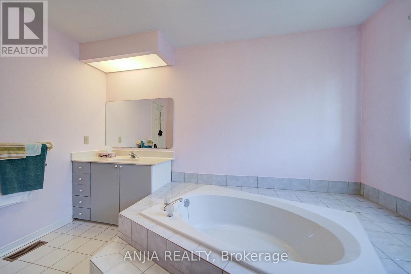 34 Baylawn Drive, Markham, Ontario  L3S 2R8 - Photo 30 - N12976310