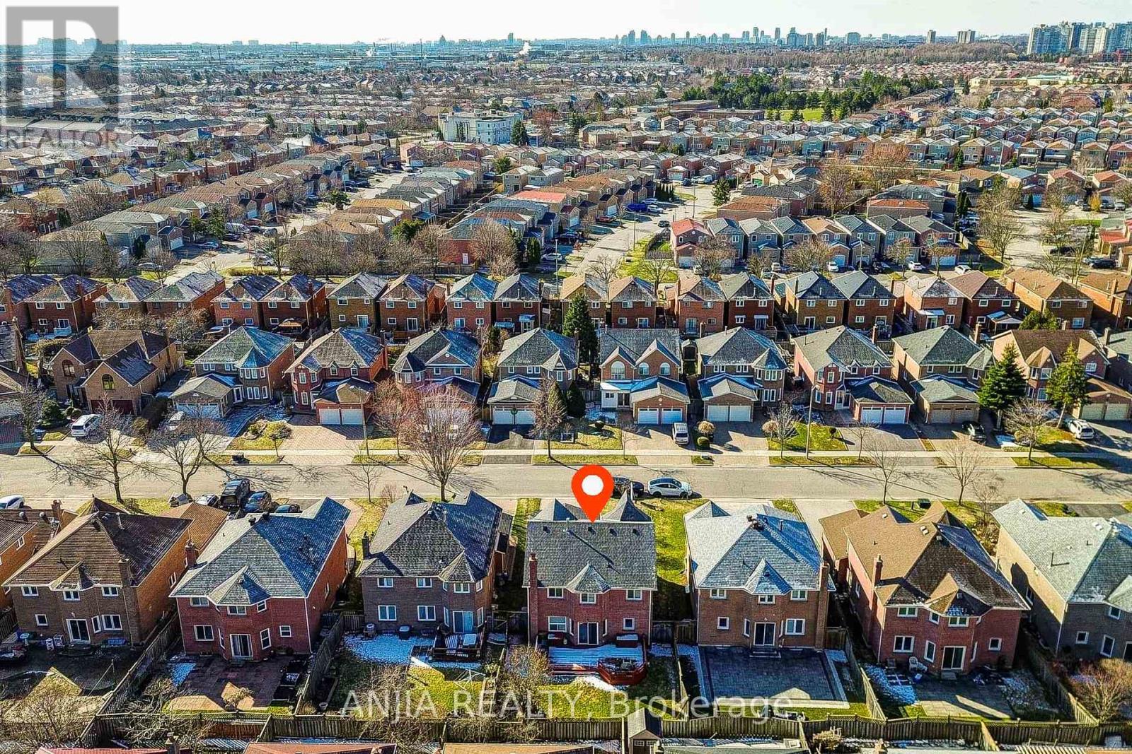 34 Baylawn Drive, Markham, Ontario  L3S 2R8 - Photo 4 - N12976310