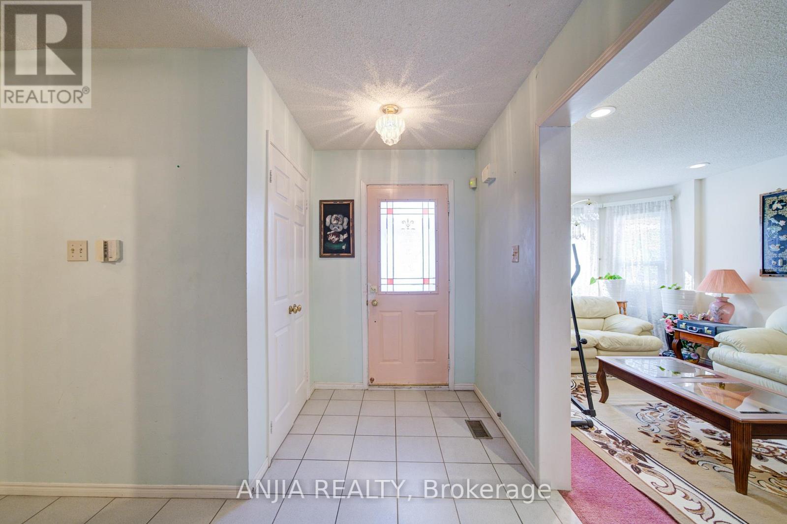34 Baylawn Drive, Markham, Ontario  L3S 2R8 - Photo 7 - N12976310