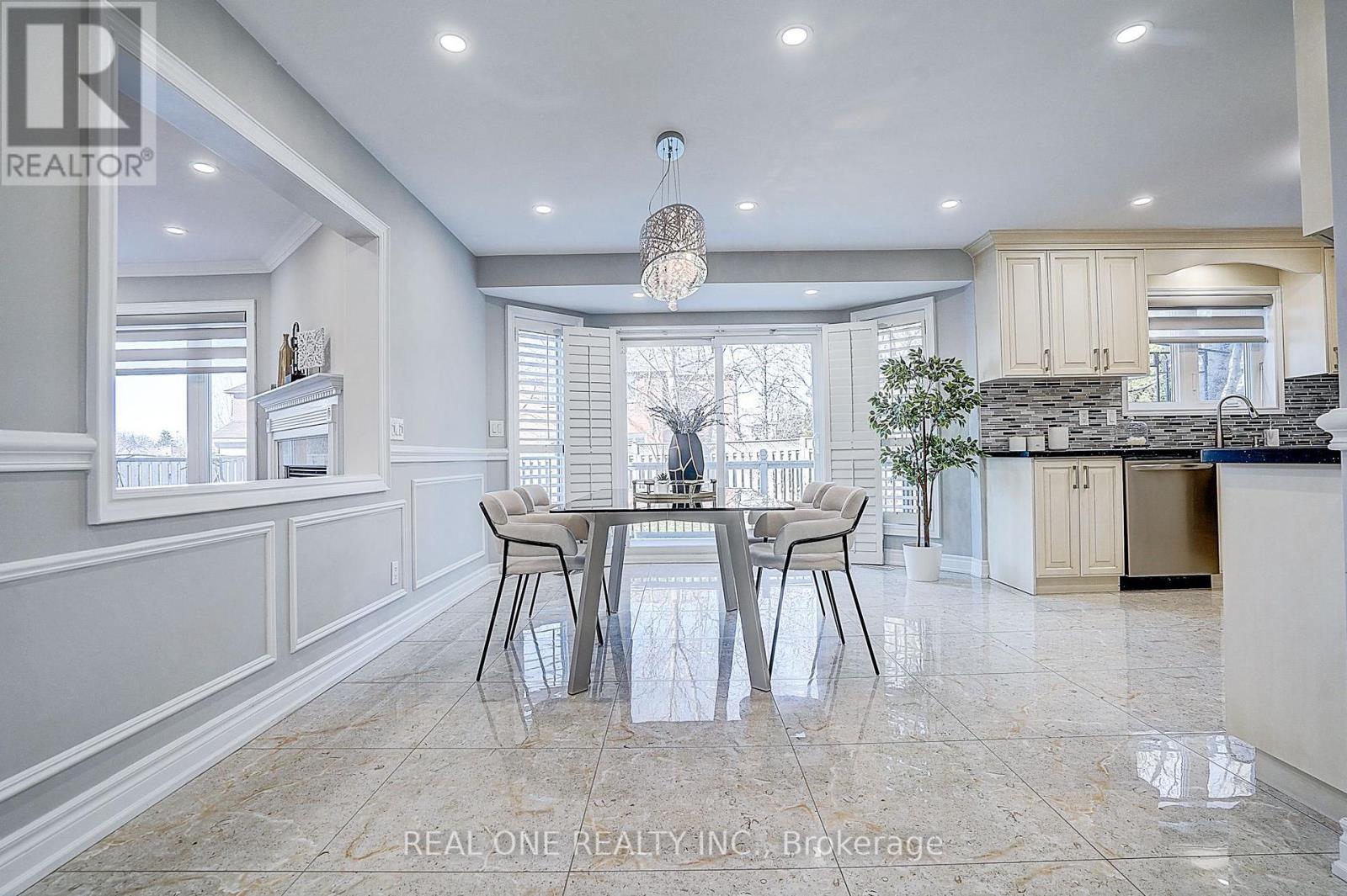 4 Casson Place, Markham, Ontario  L3R 0G2 - Photo 12 - N12976324