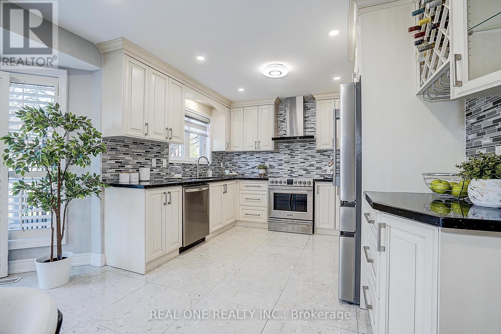 4 Casson Place, Markham, Ontario  L3R 0G2 - Photo 13 - N12976324