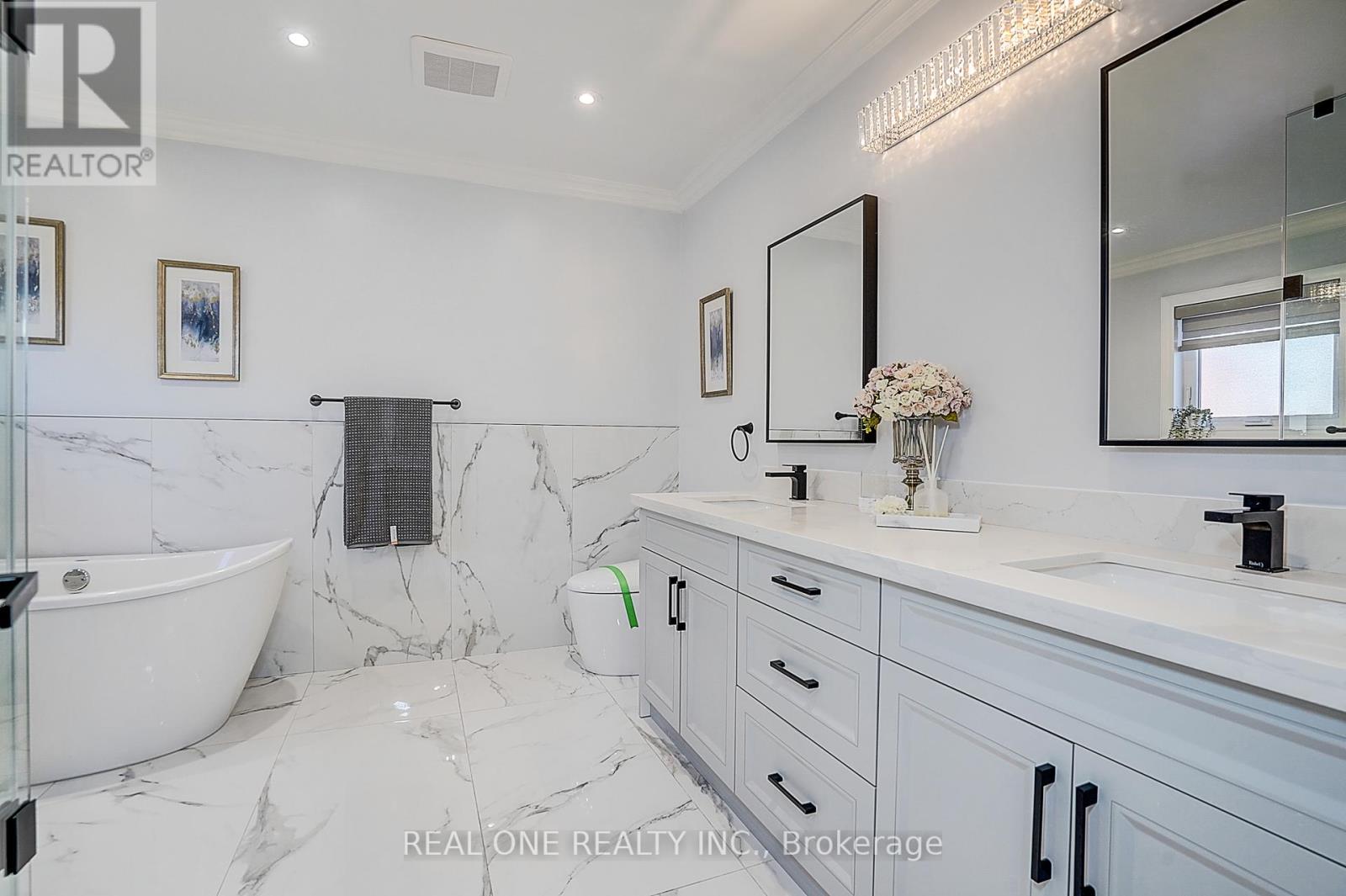 4 Casson Place, Markham, Ontario  L3R 0G2 - Photo 19 - N12976324