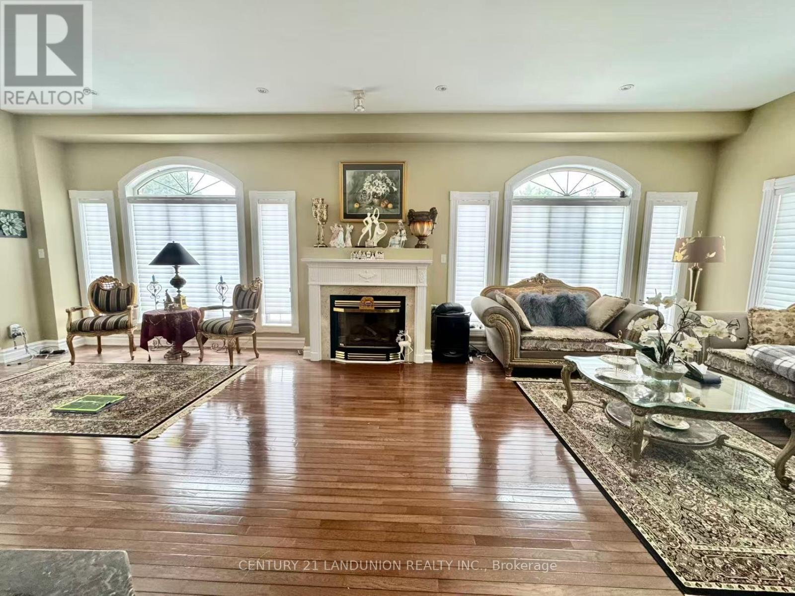 5 Dafoe Court, Aurora, Ontario  L4G 7C8 - Photo 5 - N12976402