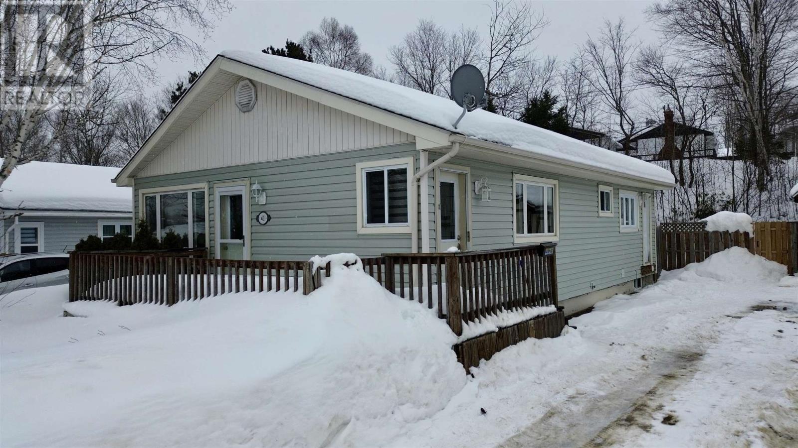 41 Robertson Rd, Elliot Lake, Ontario  P5A 1C9 - Photo 2 - SM260342