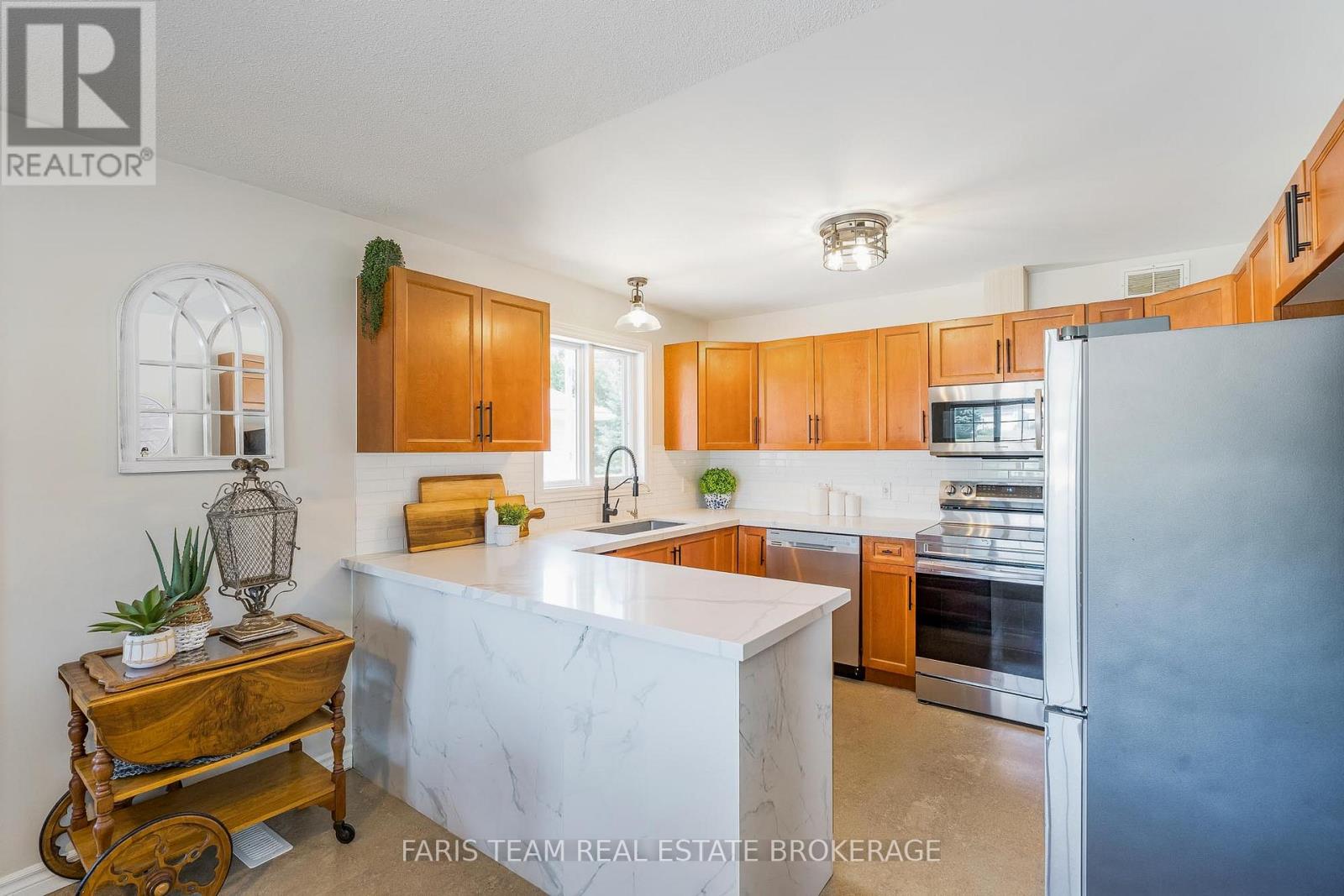 61 Pennsylvania Avenue, Wasaga Beach, Ontario  L9Z 3A8 - Photo 5 - S12976292