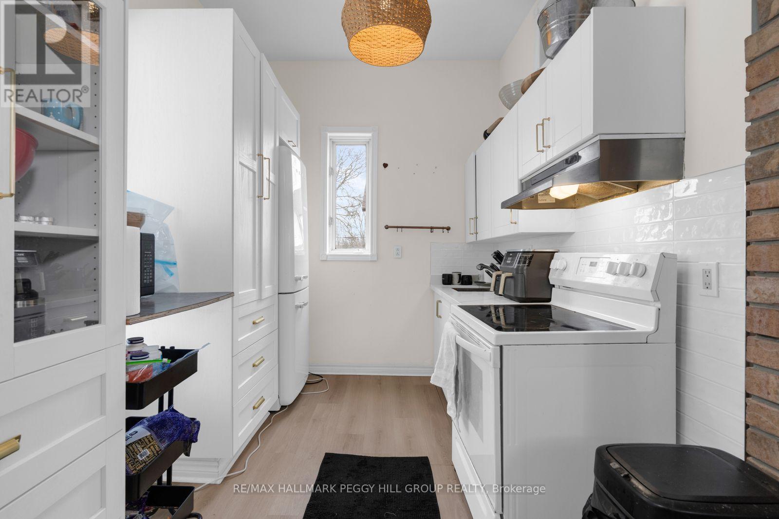 131 Sanford Street, Barrie (Sanford), Ontario  L4N 3C8 - Photo 4 - S12976376