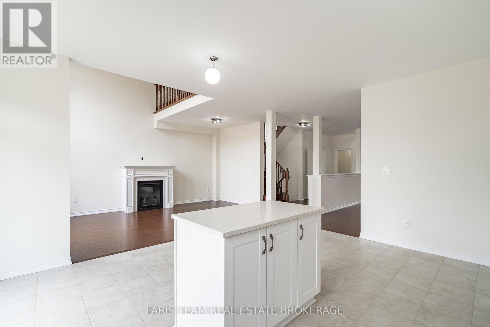 33 Pearl Street, Wasaga Beach, Ontario  L9Z 0G9 - Photo 10 - S12969352