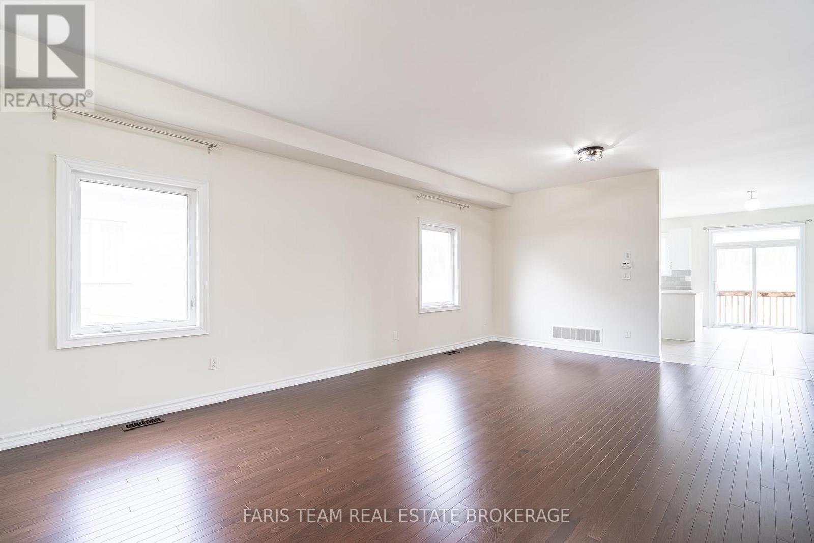 33 Pearl Street, Wasaga Beach, Ontario  L9Z 0G9 - Photo 14 - S12969352