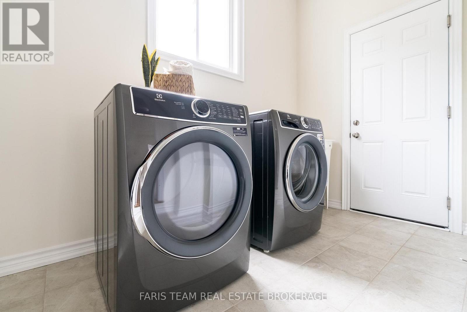 33 Pearl Street, Wasaga Beach, Ontario  L9Z 0G9 - Photo 18 - S12969352