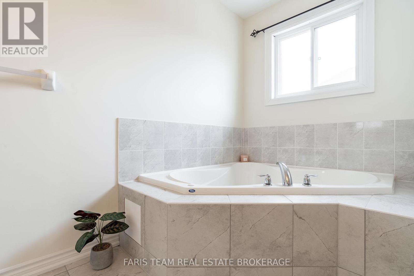 33 Pearl Street, Wasaga Beach, Ontario  L9Z 0G9 - Photo 24 - S12969352