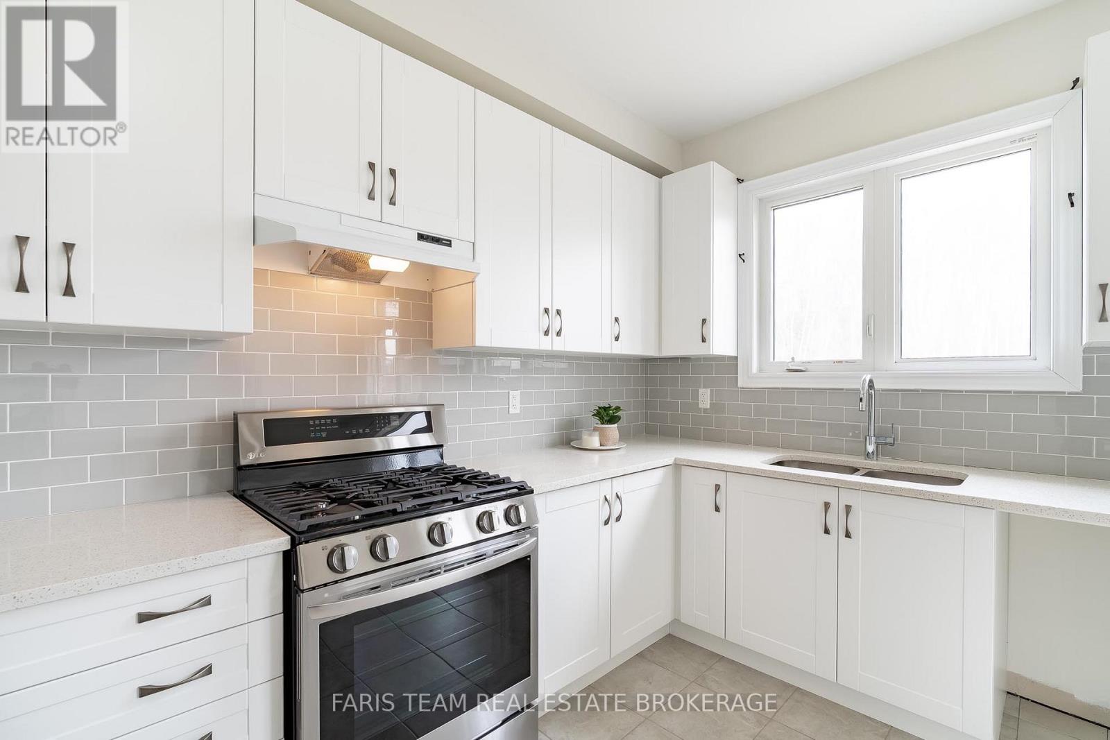 33 Pearl Street, Wasaga Beach, Ontario  L9Z 0G9 - Photo 8 - S12969352