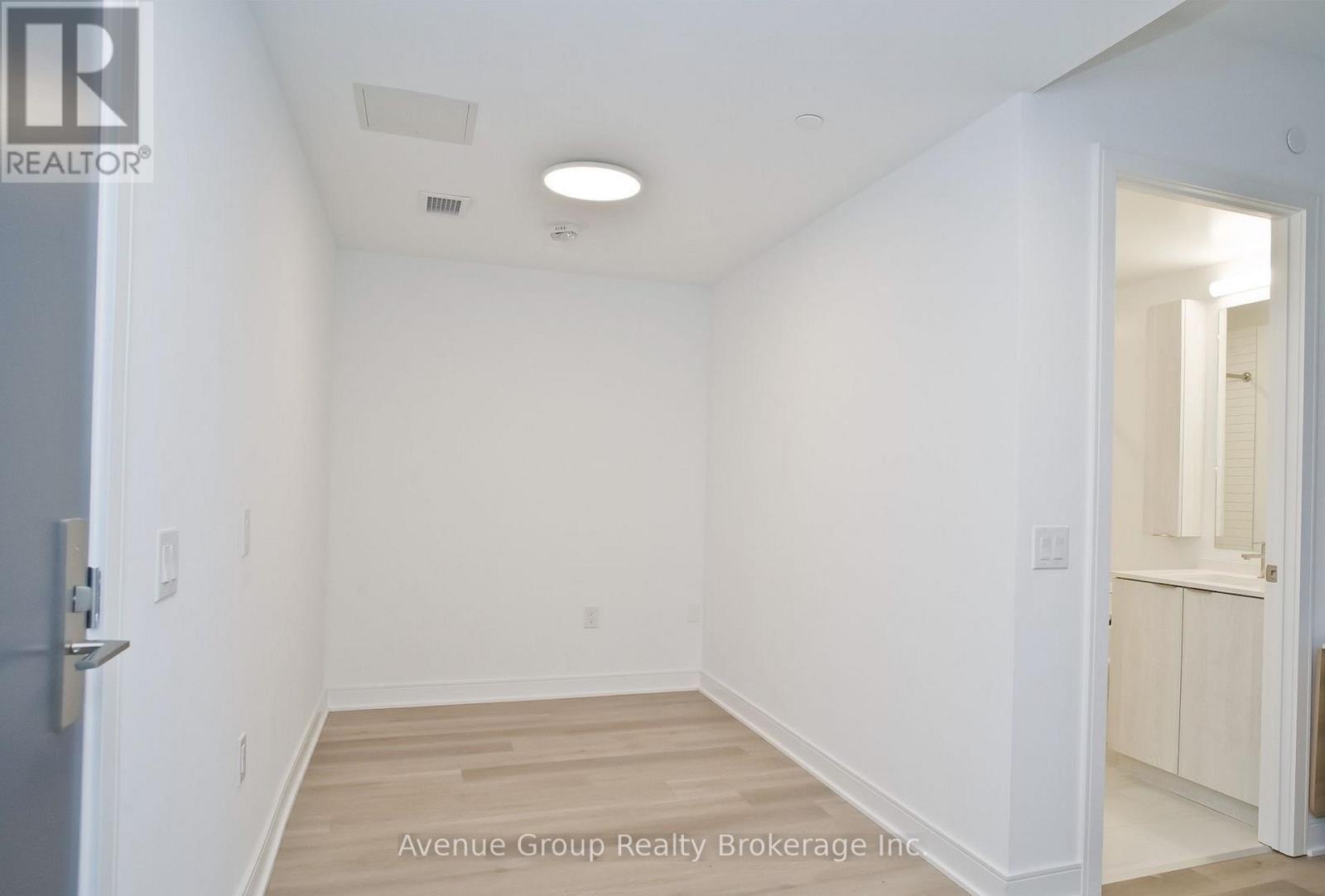 301 - 86 Dundas Street E, Mississauga, Ontario  L5A 0B1 - Photo 10 - W12976122