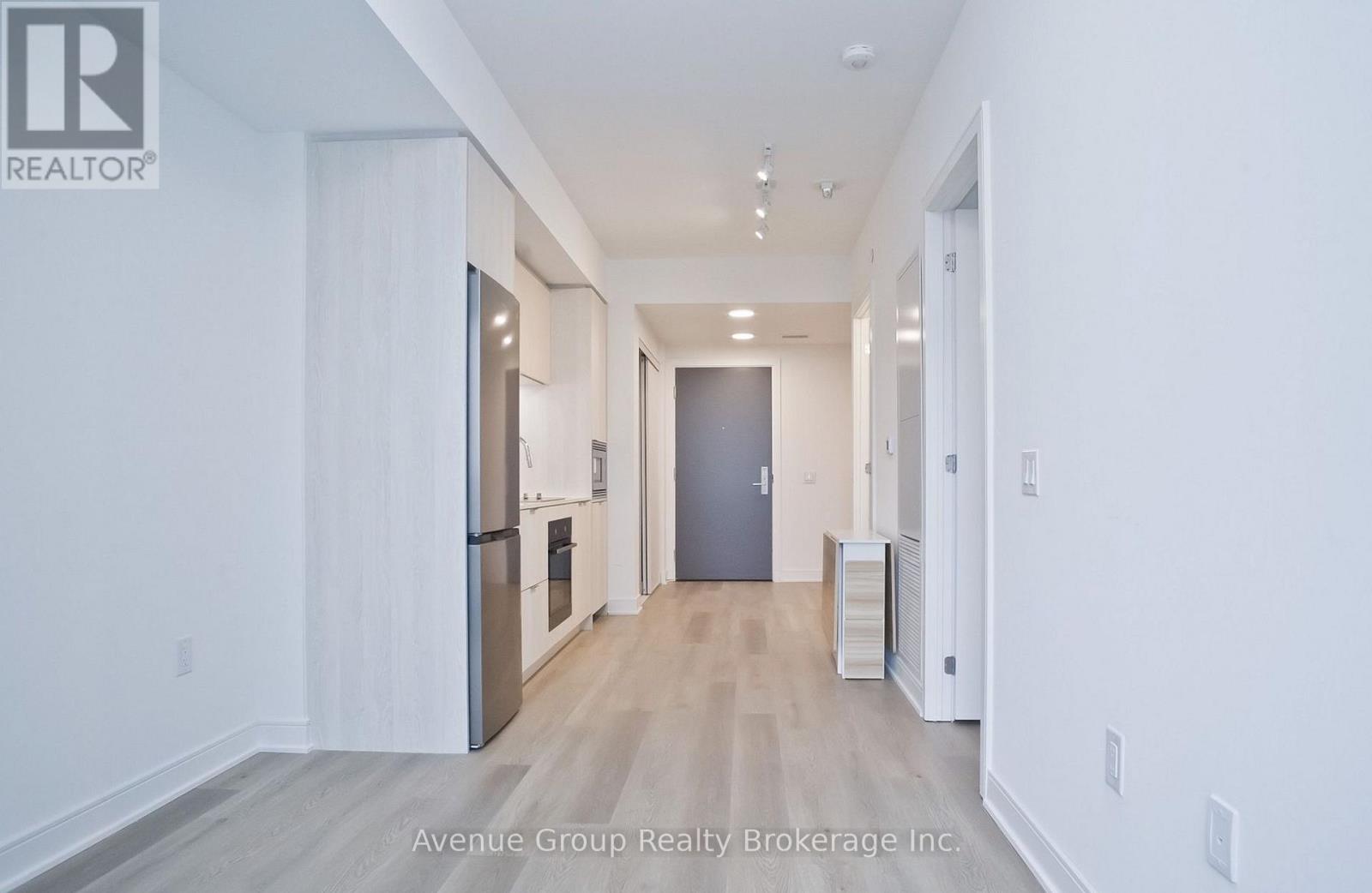 301 - 86 Dundas Street E, Mississauga, Ontario  L5A 0B1 - Photo 4 - W12976122