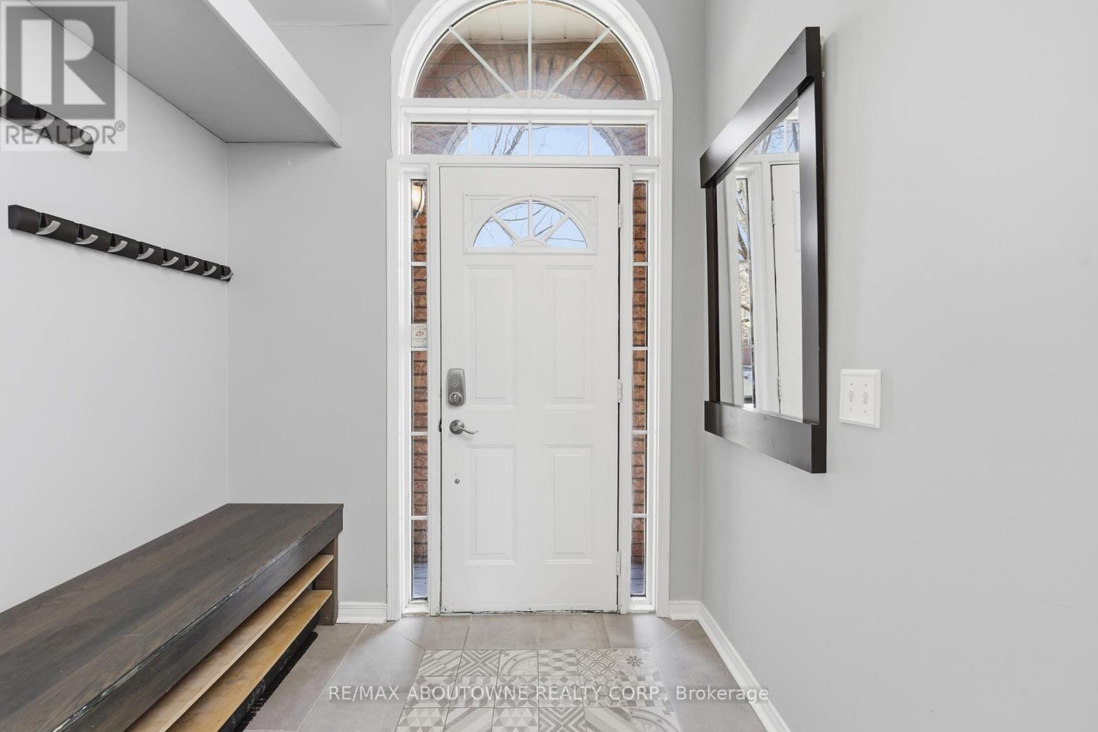 2665 Castle Hill Crescent, Oakville, Ontario  L6H 6J1 - Photo 5 - W12976132