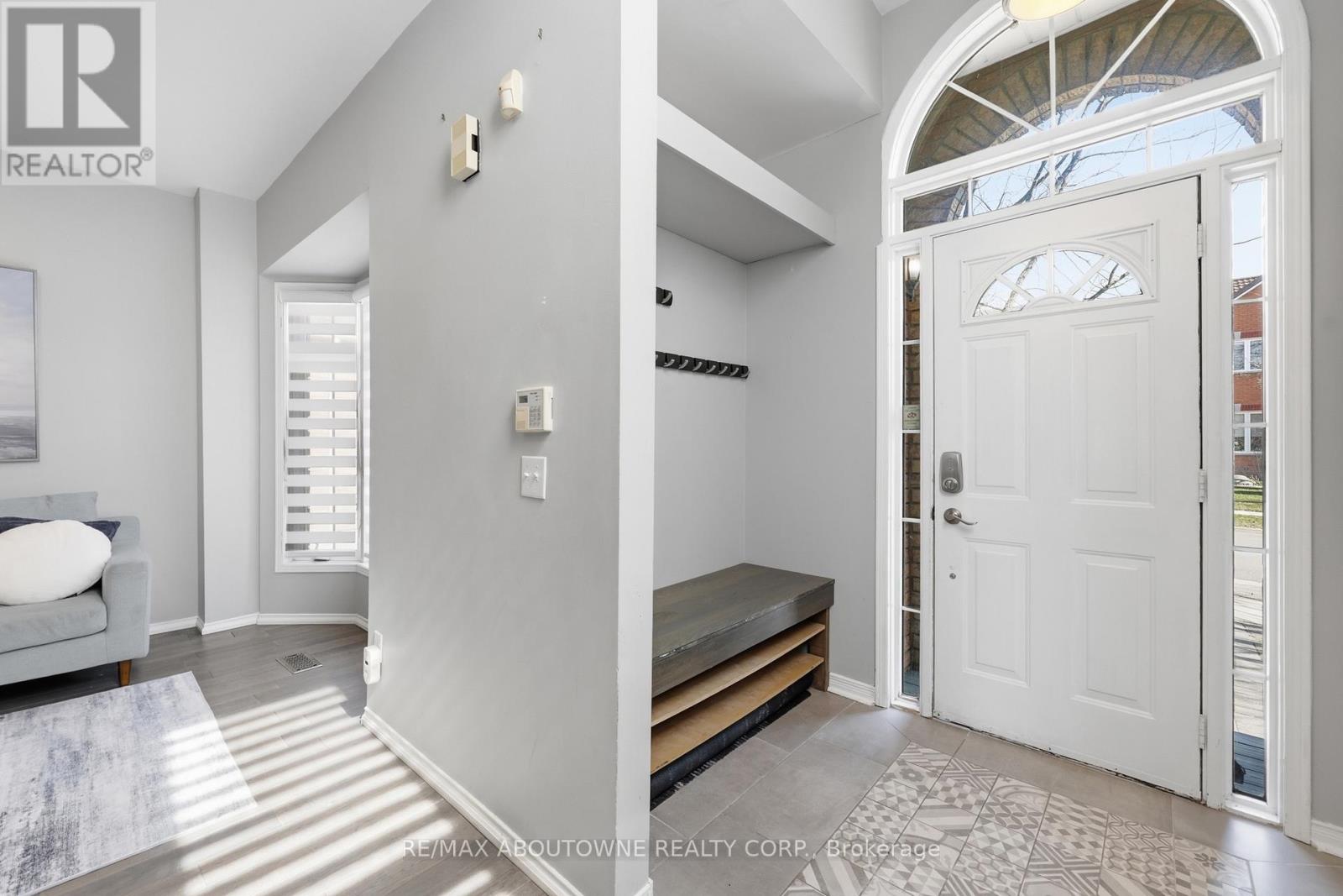 2665 Castle Hill Crescent, Oakville, Ontario  L6H 6J1 - Photo 6 - W12976132