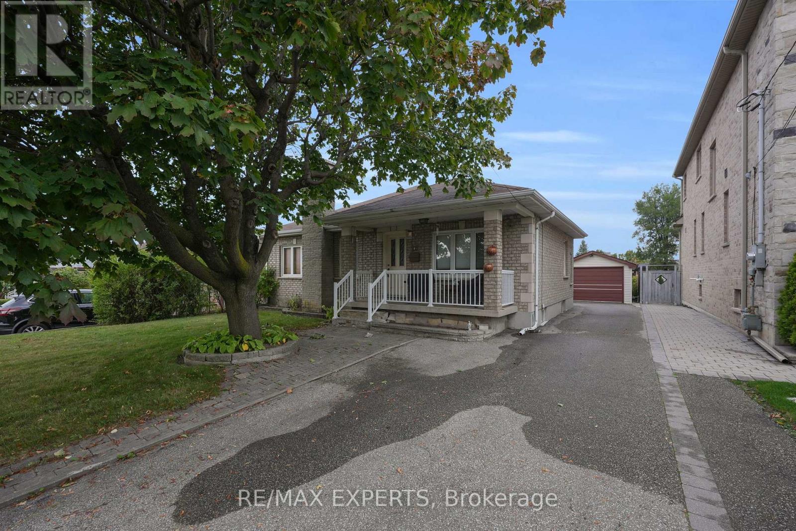 26 Grovedale Avenue, Toronto, Ontario  M6L 1Y6 - Photo 11 - W12976170