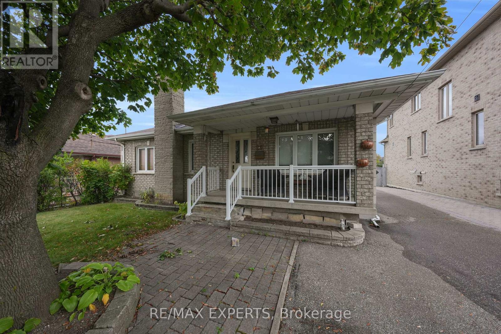 26 Grovedale Avenue, Toronto, Ontario  M6L 1Y6 - Photo 12 - W12976170