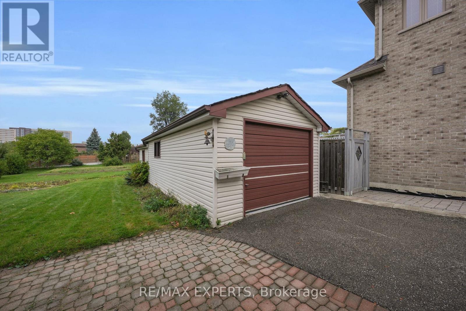 26 Grovedale Avenue, Toronto, Ontario  M6L 1Y6 - Photo 16 - W12976170