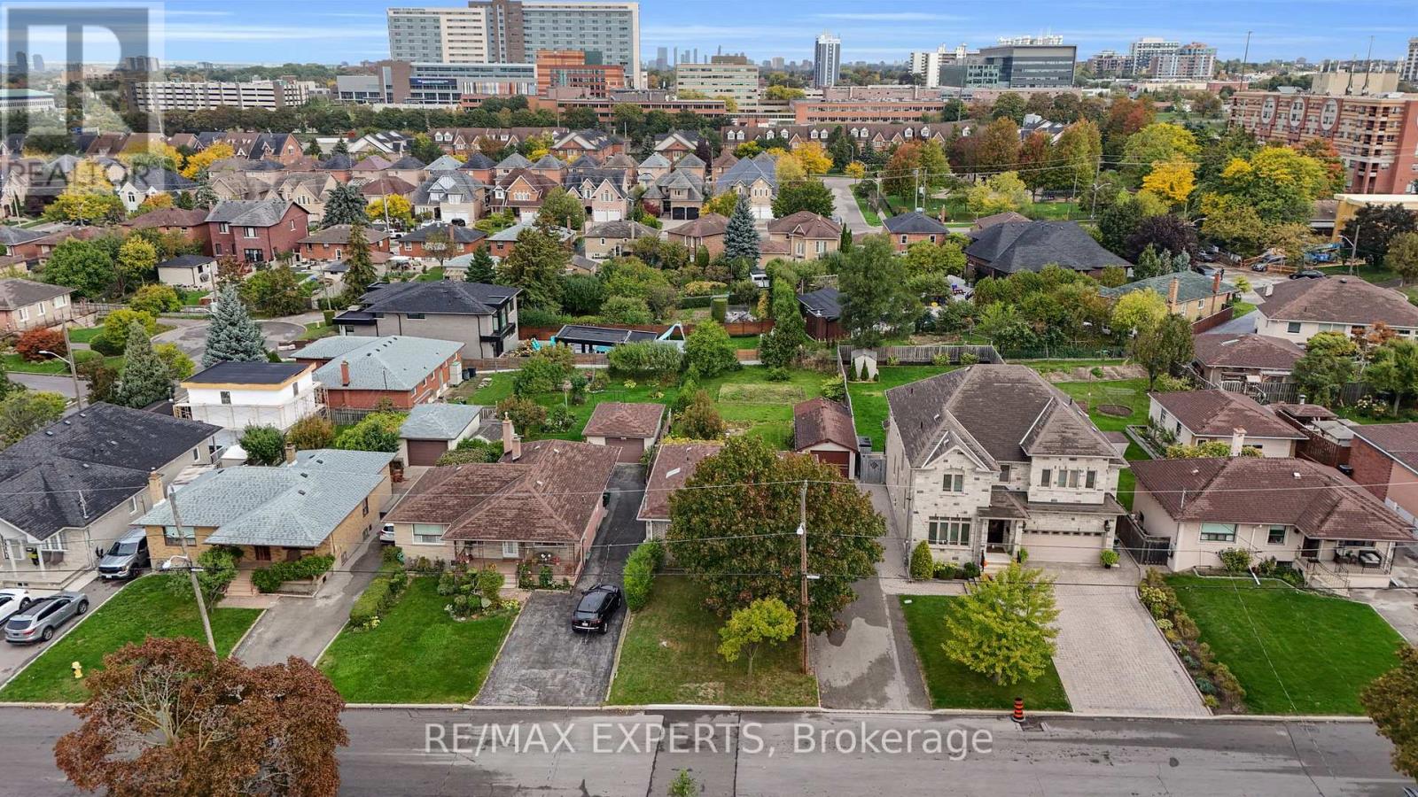 26 Grovedale Avenue, Toronto, Ontario  M6L 1Y6 - Photo 2 - W12976170