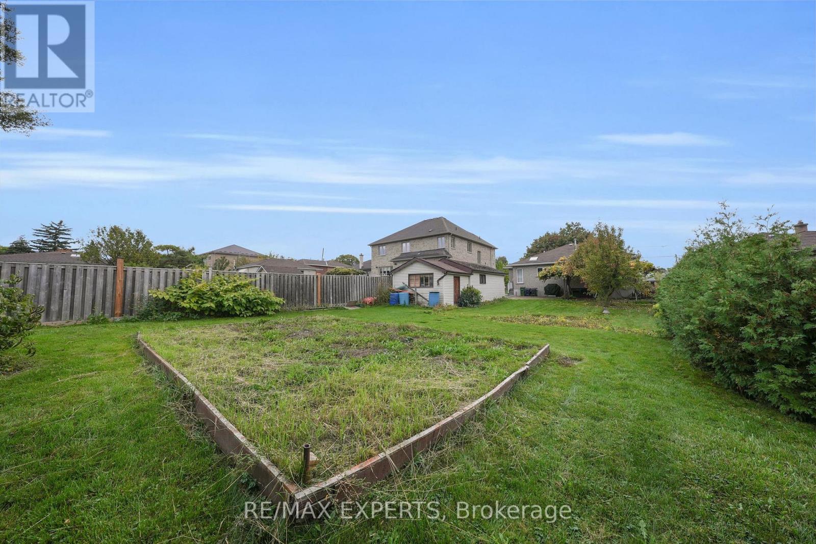 26 Grovedale Avenue, Toronto, Ontario  M6L 1Y6 - Photo 20 - W12976170