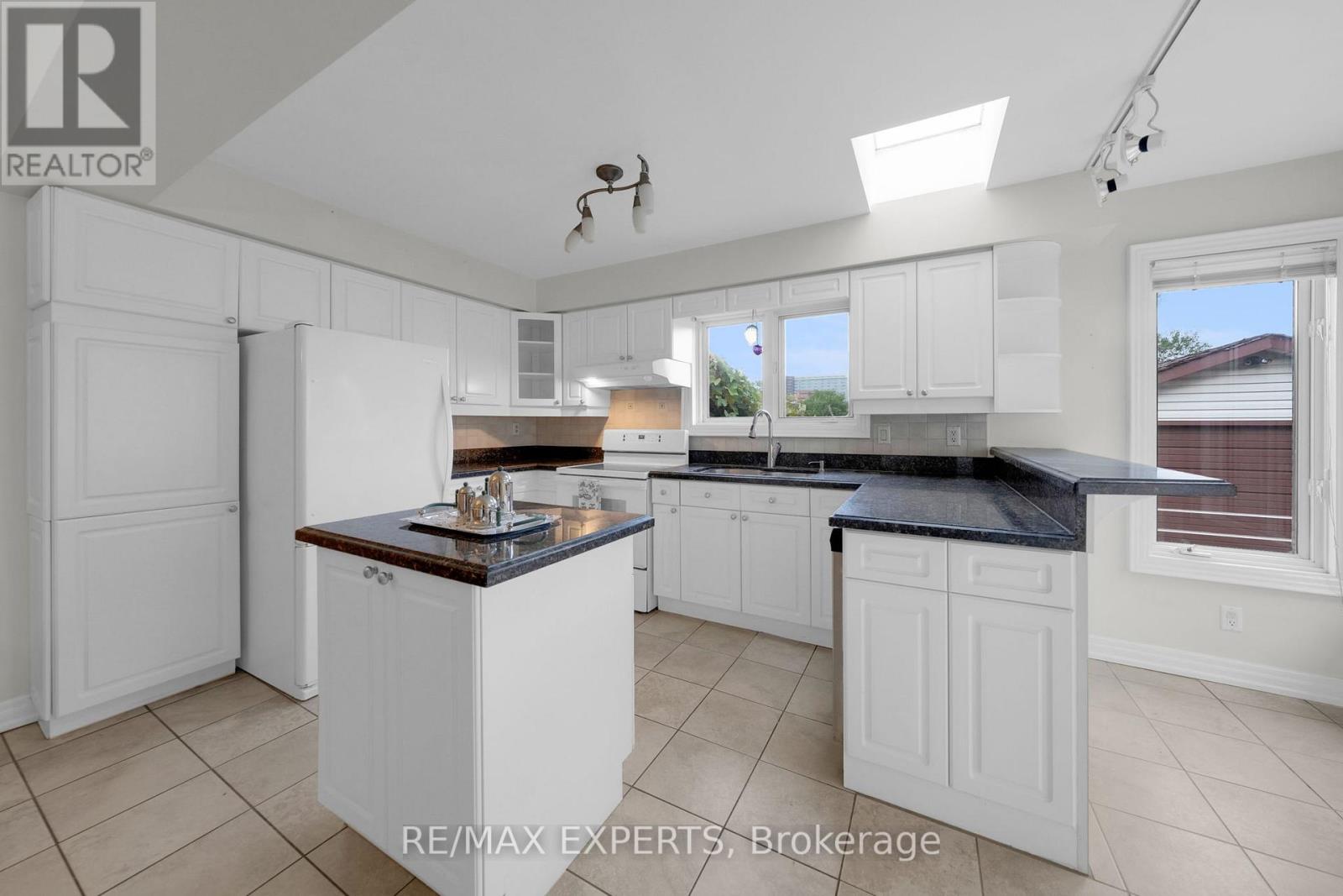 26 Grovedale Avenue, Toronto, Ontario  M6L 1Y6 - Photo 29 - W12976170