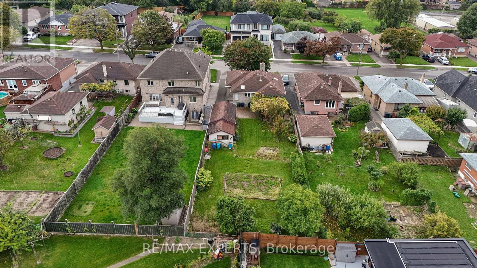 26 Grovedale Avenue, Toronto, Ontario  M6L 1Y6 - Photo 4 - W12976170