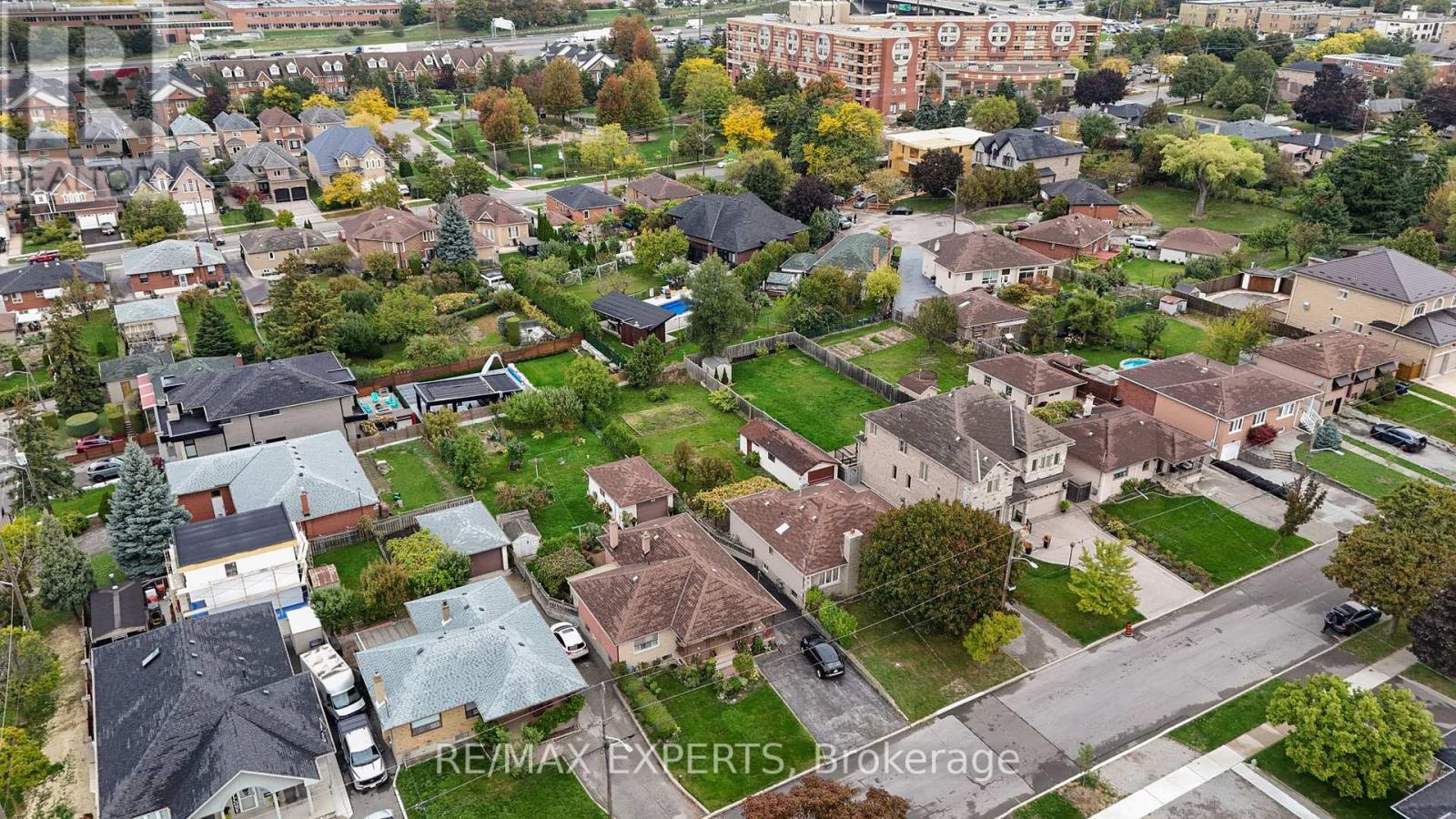 26 Grovedale Avenue, Toronto, Ontario  M6L 1Y6 - Photo 8 - W12976170