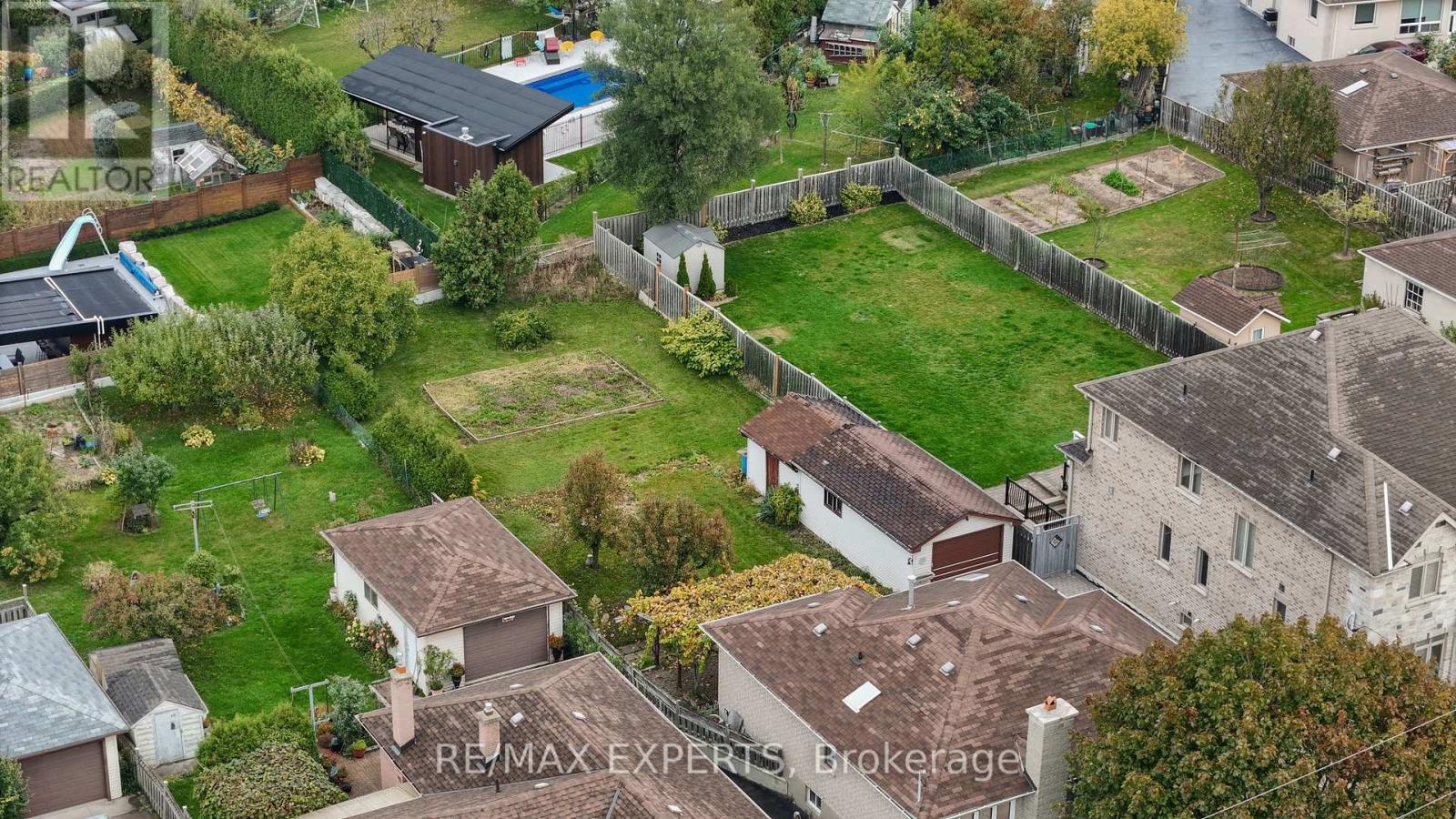 26 Grovedale Avenue, Toronto, Ontario  M6L 1Y6 - Photo 9 - W12976170