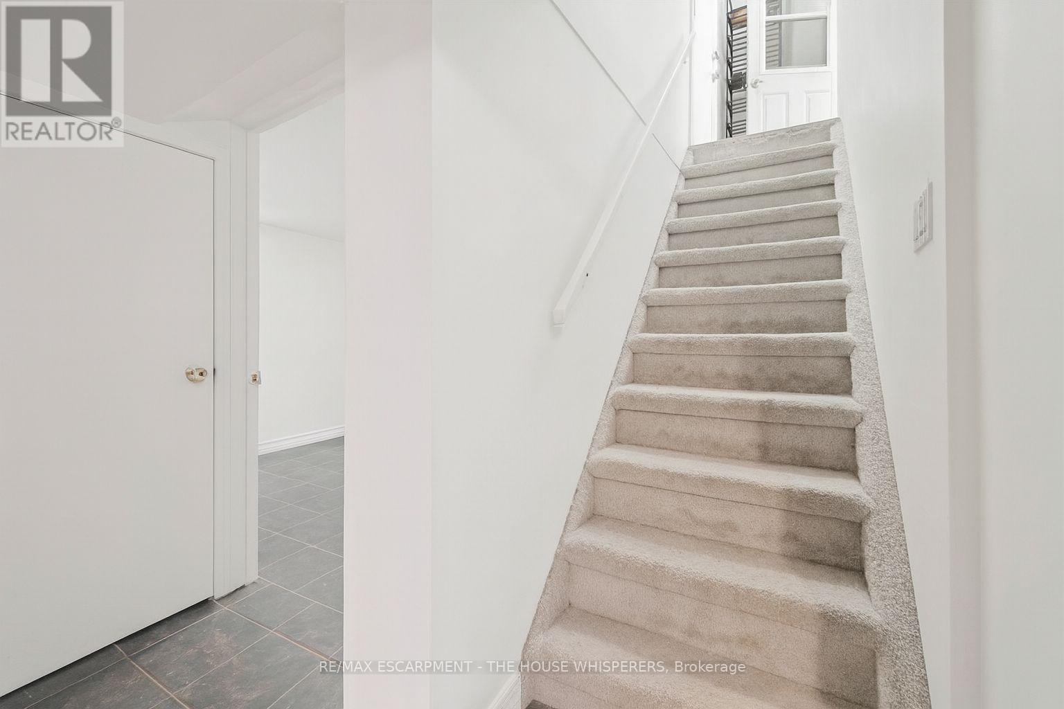 375 Mountainview Drive, Milton, Ontario  L9T 1W1 - Photo 12 - W12976182