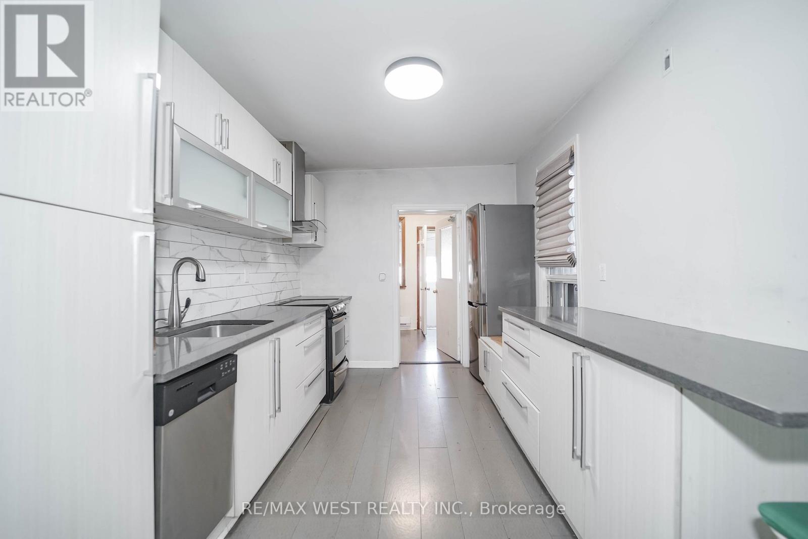 195 Islington Avenue, Toronto (New Toronto), Ontario  M8V 3B8 - Photo 3 - W12976218