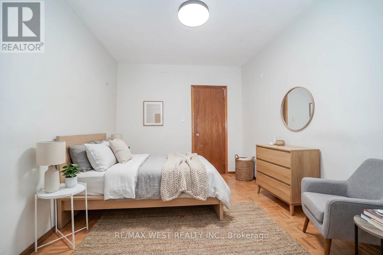 195 Islington Avenue, Toronto (New Toronto), Ontario  M8V 3B8 - Photo 4 - W12976218